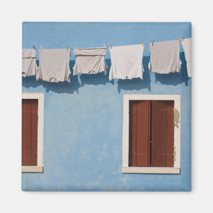 Íman Itália, Burano. Roupas penduradas e janelas ao lon