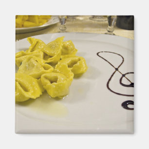 Íman Itália, Cento. Um prato de tortellini de queijo
