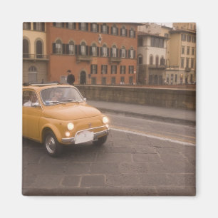 Íman Itália, Florença. Fiat 800 Rally cruza Arno
