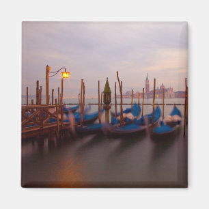 Íman Itália, Veneza. Gôndolas ancoradas ao crepúsculo.