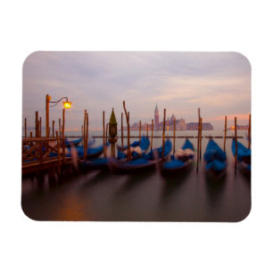 Íman Itália, Veneza. Gôndolas ancoradas ao crepúsculo.