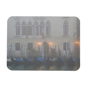 Íman Itália, Veneza. Uma fileira de gôndolas vistas atr