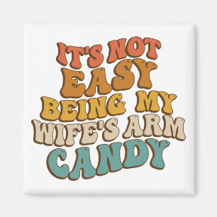 Íman Its Not Easy Being My Wifes Arm Candy Retro Groovy
