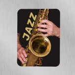 Íman Jazzman Jogando Saxofone Dourado<br><div class="desc">Para fãs de música jazz! Magneta decorativa de 3 x 4 polegadas,  flexível,  para casa ou escritório que apresenta uma foto de um jazzman tocando sua buzina de saxofone tenor,  vestida no tempo,  com a palavra "JAZZ" impressa em letras maiúsculas douradas.</div>