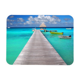 Íman Jetty com barcos em lagoa tropical