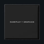 Íman Jogada > Gráficos. Branco preto.<br><div class="desc">Um simples design preto e branco, que diz "Jogada > Gráficos". Se você acredita que a jogada nos videos games é mais importante do que os gráficos, isso pode ser a coisa para você.</div>