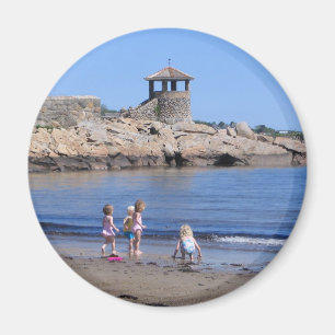 Íman Jogando na praia em Rockport, MÃES