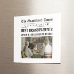 Íman Jornal Personalizado | Melhores avós presentes<br><div class="desc">Façam o café ficar especial com esta taça de café personalizada do "Avô Times"! Apresentando uma foto personalizada e uma manchete de jornal falsa, chamando-os de "Melhores Avós", esta charmosa caneca é cheio de coração. Perfeito para os avós que amam o expresso, isso faz um presente doce e pensativo para...</div>