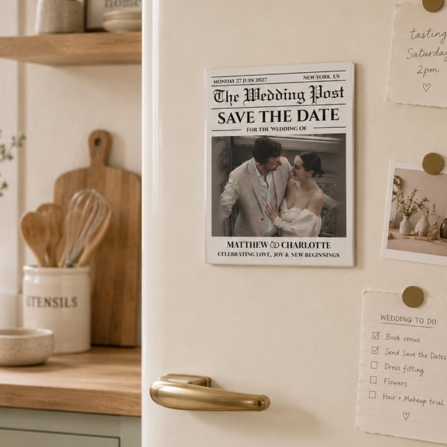 Íman Jornal Salve o Dia do Casamento  (Newspaper Wedding Save The Date magnet black and white photo simple elegant modern )