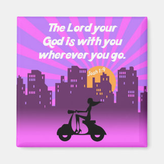 Íman Joshua 1:9 Rapariga no Patinete com Skyline - Bíbl