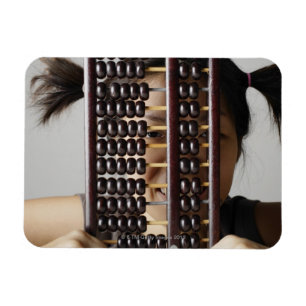 Íman Jovem mijando pelo abacus.