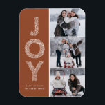 Íman JOY Foliage Lettering Terracotta Foto Collage<br><div class="desc">JOY Foliage Lettering Terracotta Foto de Natal Collage Magnet | Envie Cartões de natal com este ímã fotográfico de feriado caprichoso. Apresenta folhagem de JOY,  tipografia decorativa e padrão festivo. Personalize adicionando nomes,  mensagens e fotos.</div>