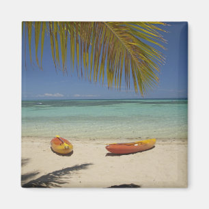 Íman Kayaks na praia, estância de Plantation Island