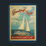 Íman Kennebunkport Sailboat Viagens vintage Maine<br><div class="desc">Esta saudação de Kennebunkport Maine viagens vintage náutica apresenta um barco navegando na água com gaivotas e um céu azul cheio de lindas nuvens brancas puffy.</div>