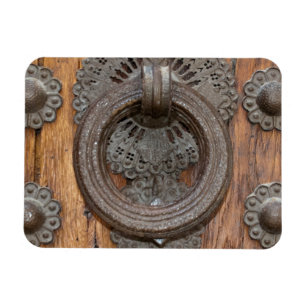 Íman Knocker de metal na porta velha de madeira