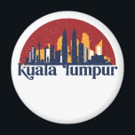 Íman Kuala Lumpur Malásia Retro City Skyline Cityscape<br><div class="desc">Design com lindas linhas do horizonte, atração turística e arte de paisagem urbana, arranha-céu Legal e ilustração da silhueta de construção para turistas e viajantes. Perfeito como lembrança para trazer de volta para casa quando viaja pelo mundo. Guarde a memória do seu viagem e as suas férias com a família...</div>