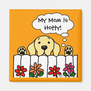 Íman Labrador amarelo está olhando-o