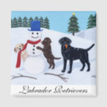 Íman Labrador Christmas com Snowman<br><div class="desc">Quadro Whimsical Labrador Retriever pintado por Naomi Ochiai, do Japão. Bom para amantes de cães que amam cães Labrador Retriever. Labrador Amarelo e Labrador de Chocolate e Labrador Negro são todos pintados na foto. Três cães Labrador estão brincando com seu boneco de neve no campo de neve branco. Típica cena...</div>