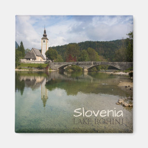 Íman Lago Bohinj com igreja na Eslovênia