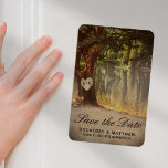 Íman Lago Rustic Tree Salve a Data<br><div class="desc">Casamento elegante ao ar livre salve os ímanes de data apresentando um lago romântico em um cenário de floresta,  uma velha árvore rústica com coração esculpido e suas iniciais dentro,  e um modelo de texto editável.</div>