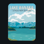 Íman Lago Wanaka Otago Nova Zelândia Viagem Art Vintage<br><div class="desc">Design de arte vetorial do lago Wanaka. O lago Wānaka é o quarto maior lago da Nova Zelândia e a sede da cidade de Wānaka na região de Otago.</div>