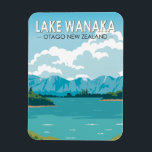 Íman Lago Wanaka Otago Nova Zelândia Viagem Art Vintage<br><div class="desc">Design de arte vetorial do lago Wanaka. O lago Wānaka é o quarto maior lago da Nova Zelândia e a sede da cidade de Wānaka na região de Otago.</div>