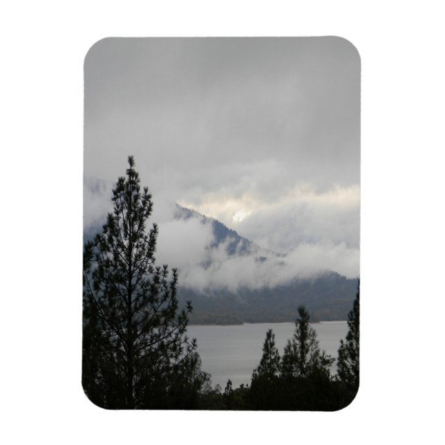 Íman Lago Whiskeytown com neblina. (Vertical)