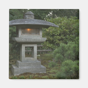 Íman Lanterna de pedra iluminada no Jardim Japonês