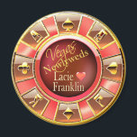 Íman Las Vegas Deluxe Coral Peach Casino Chip Favor<br><div class="desc">Se você está tendo um casamento, recepção ou festa de aniversário temáticos em Las Vegas, esses ímanes de casino coloridos de ouro, coral e pêssego fazem a festa perfeita ou os favores de casamento! Para perguntas e solicitações, envie um e-mail para mim: cheryl@cheryldanielsart.com. Muitos produtos correspondentes disponíveis. "Las Vegas VIP...</div>