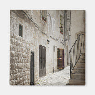 Íman Lavadeira pendurada para secar num beco em Itália