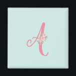 Íman Letra monográfica personalizada floral inicial<br><div class="desc">Este ímã bonito apresenta flores de aquarela cor-de-rosa macio num fundo verde-menta. Você pode personalizar este monograma para torná-lo seu.</div>