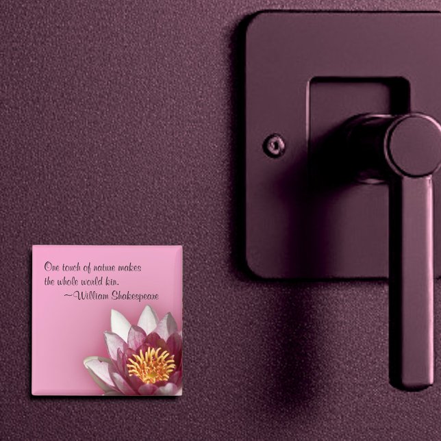 Íman Lily de Água Rosa (2" square quote magnet)