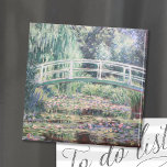 Íman Lírios de Água Brancos | Claude Monet<br><div class="desc">Lírios de Água Branca (1899) pelo Impressionista Francês Claude Monet. A pintura de arte original é um óleo na canvas de um jardim com lírios de água sob a ponte japonesa. Use as ferramentas de design para adicionar texto personalizado ou personalizar a imagem.</div>