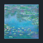 Íman Lírios de água, Claude Monet<br><div class="desc">"Um instante, um aspecto da natureza contém tudo", disse Claude Monet, referindo-se às suas obras-primas, as paisagens d'água que produziu em sua casa em Giverny entre 1897 e sua morte em 1926. Nessa canvas espacialmente ambígua, o artista olhou para baixo, focando-se exclusivamente na superfície da lagoa, com seu aglomerado de...</div>