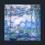 Íman Lírios de Água Rosa Monet<br><div class="desc">Um íman de água cor-de-rosa monet que contém lírios de água rosa lindos flutuando num lago azul calmo com almofadas de lírios. Um presente de Monet excelente para fãs do impressionismo e da arte francesa. Inimpressionismo sereno na natureza com lindas flores e paisagem de lagoas cênicas.</div>