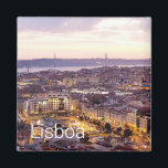 Íman Lisboa Portugal Sunset Skyline Cityscape Souvenir<br><div class="desc">Lisboa em Portugal, paisagem e horizonte de cintura para férias de Belem e Tagus. Lisboa panorama souvenir tram retro design para férias no Oceano Atlântico. Lisboa de férias em Portugal design como lembrança para a costa atlântica e Cascais. Estilo de vida para as mochilas portuguesas. Lisboa em Portugal, com o...</div>