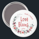 Íman Love Blooms Personalizado Noiva Noiva Casada<br><div class="desc">Love Blooms com este buquê floral personalizado ímã de botões personalizados.</div>