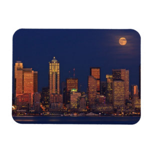 Íman Lua cheia que aumenta sobre a skyline do centro de