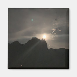 Íman Lua cheia sobre a rocha catedral com Orb Sedona