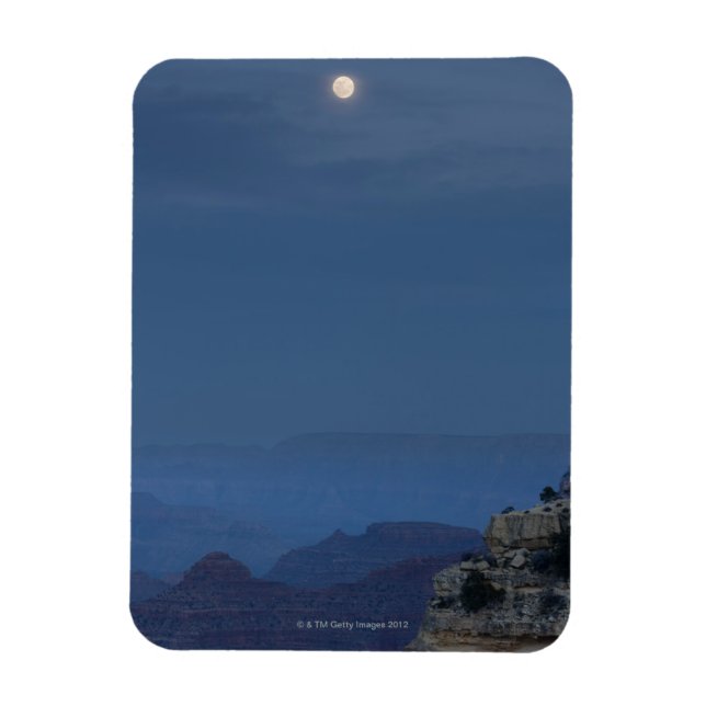 Íman Lua de cheio sobe pelo céu ao anoitecer em Hopi (Vertical)