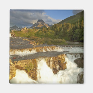Íman Luz da manhã cumprimenta Swiftcurrent Falls no
