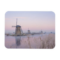 Luz macia do sol no inverno sobre moinhos de vento