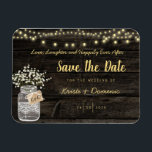 Íman Luzes brilhantes de Mason Jar Rustic<br><div class="desc">Belo design para salvar o anúncio de data. Mason Jar sobre um fundo de madeira rústico com luzes penduradas.</div>