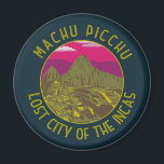 Íman Machu Picchu Peru - Círculo retrô Distinto<br><div class="desc">Trabalho de arte de vetor Machu Picchu. Machu Picchu é uma cidadela inca montada nas montanhas dos Andes,  no Peru,  acima do vale do rio Urubamba.</div>