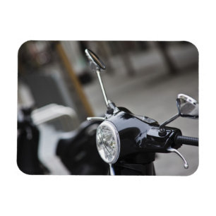 Íman Madrid, Vespa scooter preta