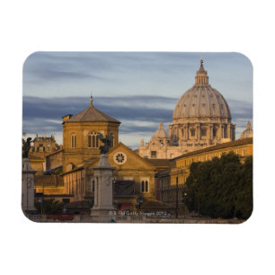 Íman madrugada sobre a cúpula da Rua Peter