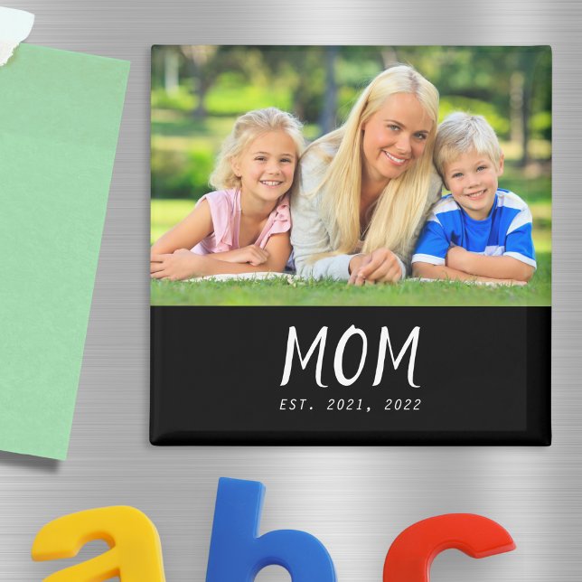 Íman Mãe Estabelecida Foto Dia das Mães (A square magnet with custom photo and "Mom est." caption with personalized year(s))