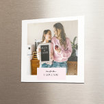 Íman Mãe Personalizada Eu Te Amo Foto<br><div class="desc">"Brilhe a geladeira ou o espaço de trabalho da mãe com este doce ímã personalizado com a sua foto favorita e a mensagem sincera 'Mãe, Eu Amo-Te' num fundo cor-de-rosa macio e pastel. Um perfeito pequeno guardião para o Dia das Mães, seu aniversário, ou apenas para lembrá-la de como ela...</div>