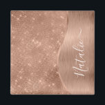 Íman Mães Metálicas Personalizadas de Bling de Glama de<br><div class="desc">Personalize facilmente este rosa dourado com metal escovado e um magneta brilhante com padrão de brilho glamouroso com seu próprio nome personalizado.</div>