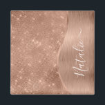 Íman Mães Metálicas Personalizadas de Bling de Glama de<br><div class="desc">Personalize facilmente este rosa dourado com metal escovado e um magneta brilhante com padrão de brilho glamouroso com seu próprio nome personalizado.</div>